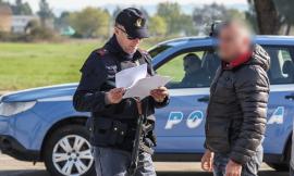 Controlli della polizia a Macerata: in due nei guai per droga