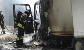 A fuoco furgone di frutta a Cingoli