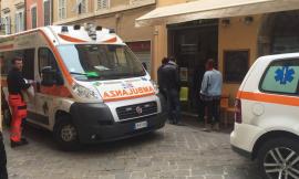 Si sente male al bar: portato in ospedale in ambulanza