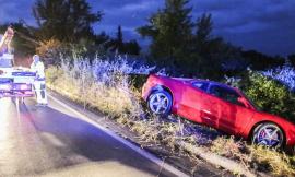 Finisce fuori strada con la Ferrari: incolume