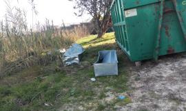Sconcerto a Civitanova: pezzi di bare, foto di defunti, odori insopportabili vicino al cimitero