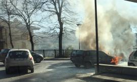 Auto a fuoco sul ponte di Mancinella: incolume la persona al volante
