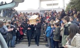 Lacrime e palloncini per l'ultimo saluto a Pina Vallesi