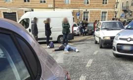 Litigio ai Cancelli di Macerata: uomo si distende in mezzo alla strada