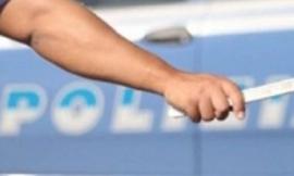 Alla guida di un'auto rubata non si ferma all'alt e rischia di investire un agente