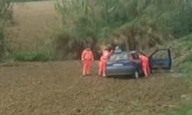 Finisce fuori strada con l'auto: donna estratta dall'abitacolo dai vigili del fuoco
