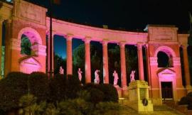 Monumento ai Caduti illuminato di viola per la lotta al tumore al pancreas