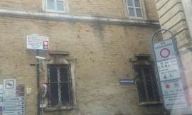 Macerata, è festa ma il semaforo della Ztl segna rosso fisso: "Pare che i telecomandi siano stati smarriti"