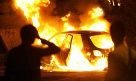 Auto prende fuoco nella notte