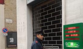 Ruba cosmetici in una farmacia: scoperta e denunciata grazie alle telecamere