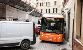 Autobus bloccato: traffico in tilt in via Gramsci a Macerata