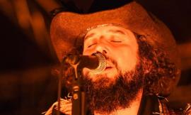 Capossela libera la "bestia del grano" e incanta il pubblico