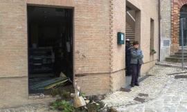 Finisce con l'auto contro la vetrina della farmacia