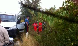 Sbanda e resta in bilico sulla scarpata Donna salvata da due automobilisti di passaggio