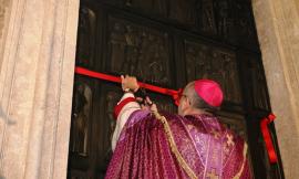 Aperta la Porta Santa della Misericordia a Macerata: cinquemila i fedeli in centro