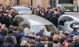 Silenzio e lacrime per l'ultimo saluto a Laura e Giosuè