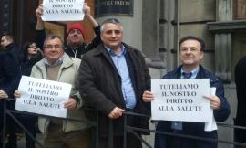 I cittadini protestano sotto la Regione contro la riforma sanitaria