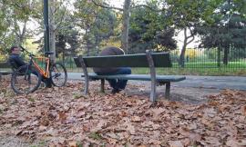 Ammalia un anziano e poi gli ruba la fede nuziale