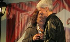 Alba Piatti riceve il premio come miglior attrice