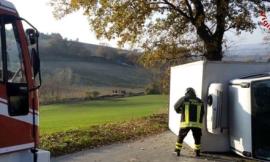 Furgone finisce contro un albero e poi si ribalta: illeso il conducente