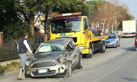 Finisce con la Mini contro un camion: miracolosamente illeso