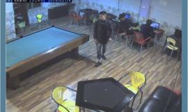 Furto di un pc immortalato dalle telecamere: è caccia al ladro