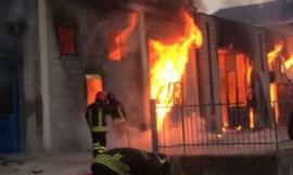 Monte San Giusto: incendio in una falegnameria, gravi danni alla struttura e all'attrezzatura