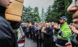 "Sergio sarai sempre con noi": in migliaia per l'ultimo saluto a Lorè