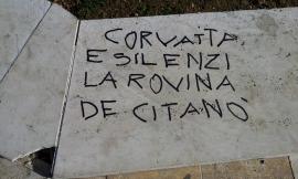 Vandali imbrattano un muretto con frasi contro Corvatta e Silenzi