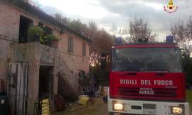 Casolare in fiamme: due persone tratte in salvo