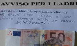 Appende un foglio e 50 euro per i ladri sulla porta della camera: "Non ci sono soldi e gioielli. Queste sono per il disturbo"