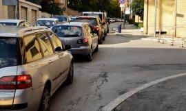 In via Spalato si rifanno le strisce e si creano le code