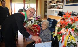 Macerata: Enrica Luzi festeggia i suoi cento anni con il Sindaco Carancini