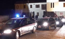 Scappa dai carabinieri con l'auto rubata e si schianta contro un muretto