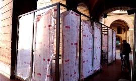 Curiosità e polemiche per un gazebo sotto le logge del Comune