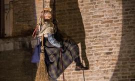 La Befana scende dal campanile: grande festa a Macerata/video