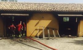 San Ginesio, garage in fiamme: distrutte due auto