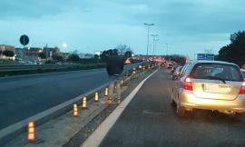 Tutti in coda in superstrada: lui scende e fa pipì