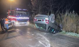 Si ribalta con l'auto: conducente illeso