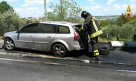Auto a fuoco vicino al cimitero