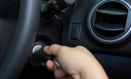 Lascia le chiavi inserite nel cruscotto: le rubano l'auto
