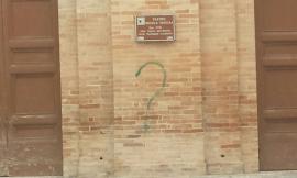 Per protesta contro la sentenza imbratta il Vaccaj: nei guai una donna di Tolentino
