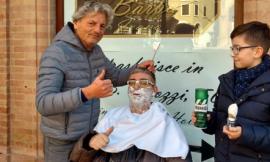 Le ultime barbe di Ivano in piazza, poi il trasferimento obbligato: "Il terremoto non mi fermerà" - VIDEO