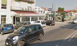 Con lo scooter investe un pedone: entrambi finiscono al pronto soccorso