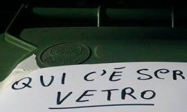 San Severino: apparsi due curiosi cartelli sui bidoni della differenziata
