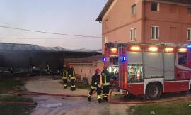 Capannone distrutto da un incendio a Pollenza