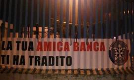 Macerata, striscione e cravatte davanti alla Banca delle Marche