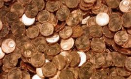 Trova un sacchetto pieno di monetine nella spazzatura e va a cambiarle in banca