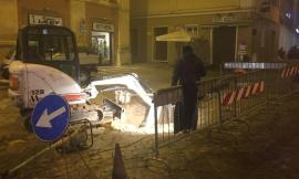 Esplode una tubatura in Piazza Annessione: guasto alla rete idrica