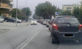 Treno fermo a Collevario: traffico in tilt in via Roma